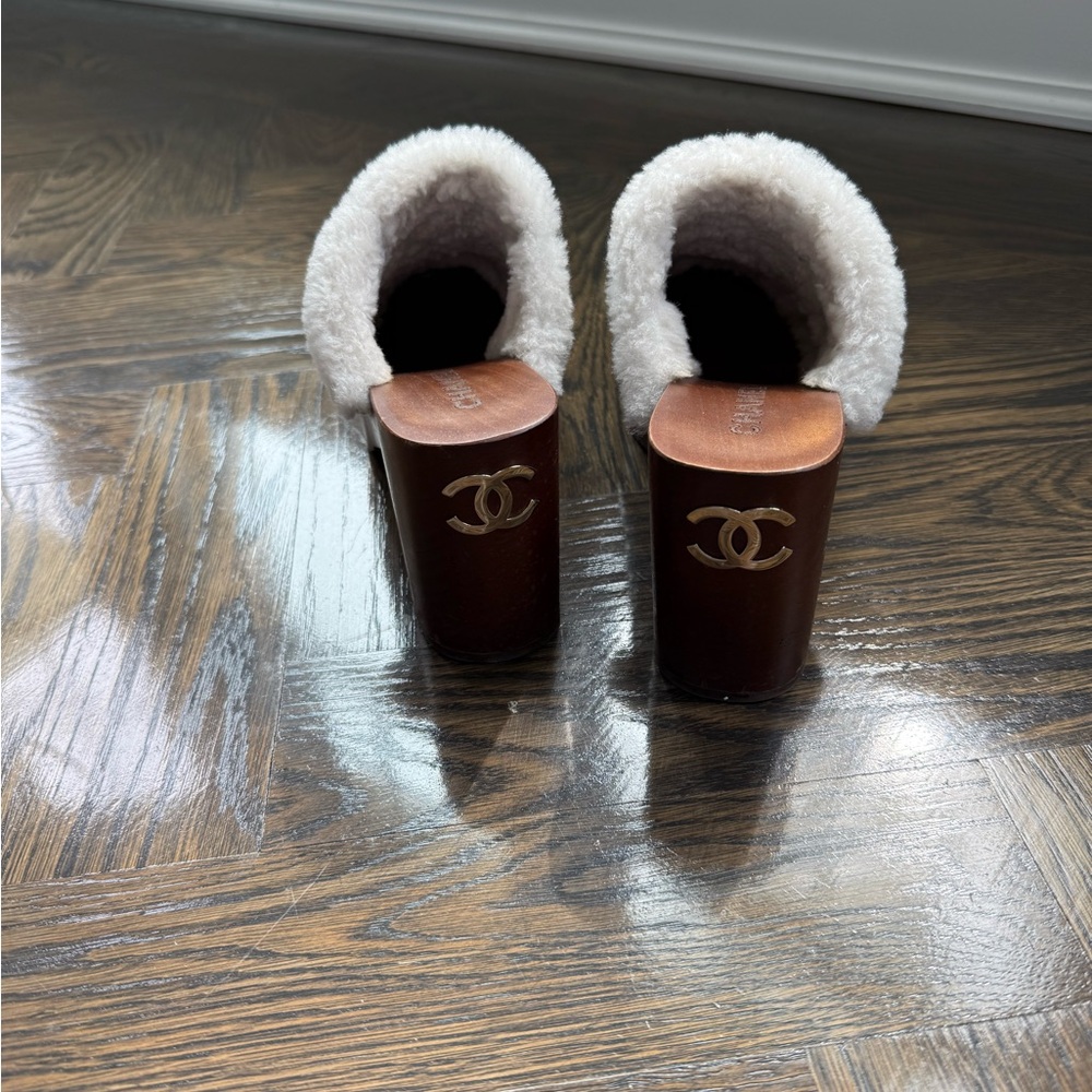 CHANEL Black and White Mules with Plush Lining - Picture 4 of 5